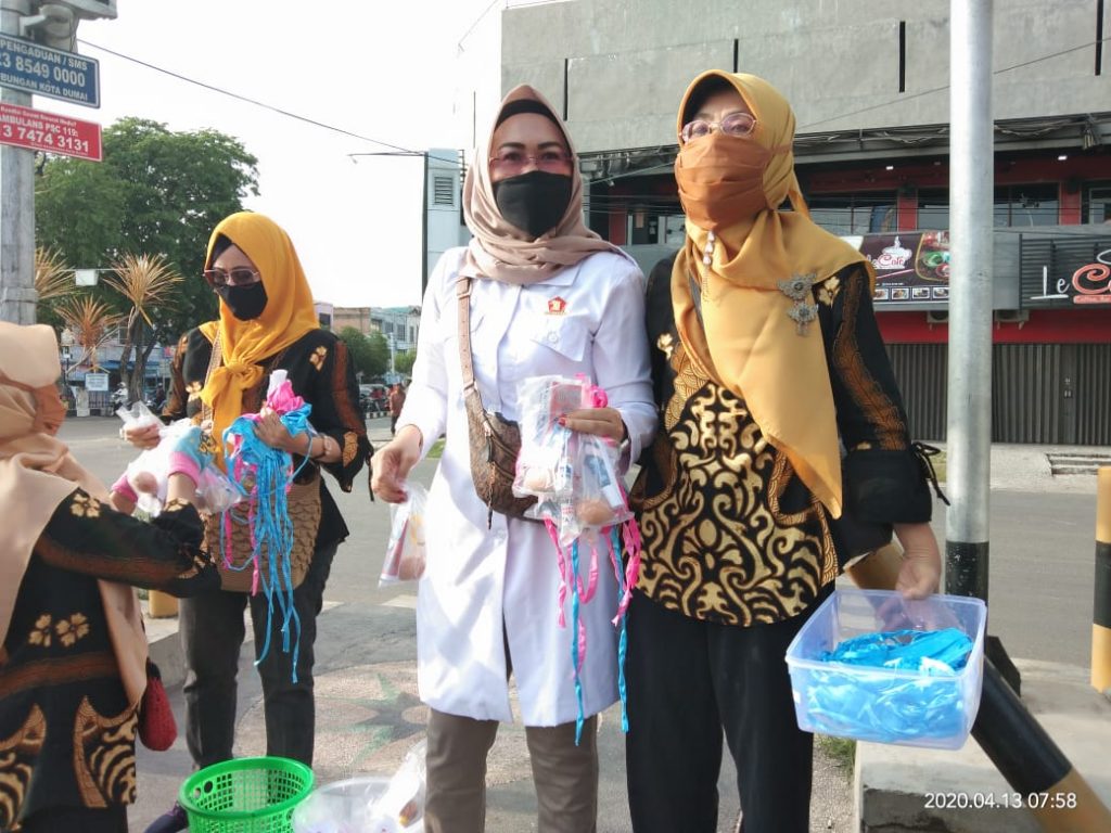 Nita Ariani bersama tim Emak-emak saat membagikan masker dan HS kepada masyarakat
