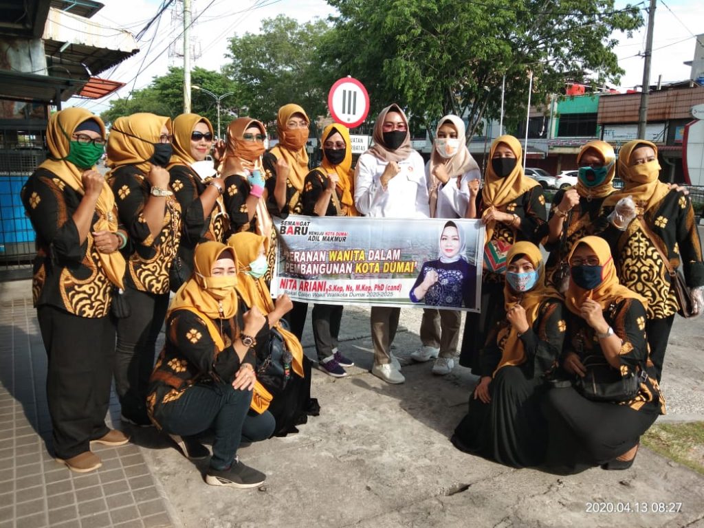 Nita Ariani foto bersama tim emak-emak