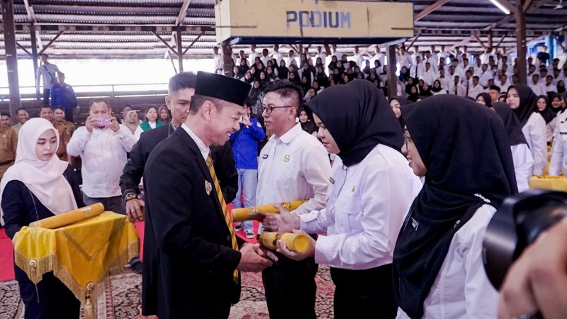Bupati Rohil Afrizal Sintong Serahkan 766 SK Pengangkatan PPPK Formasi ...